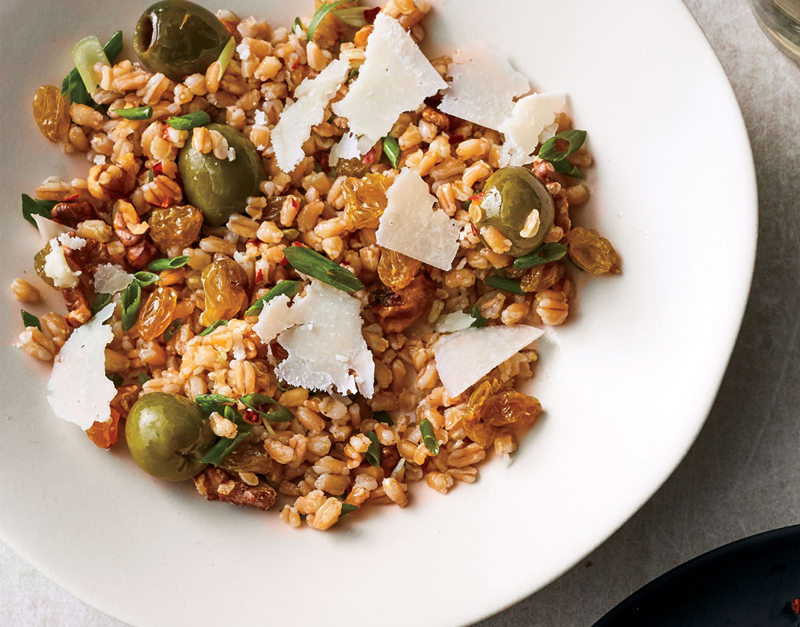 Insalata di farro con olive, noci e uvetta • Food and Wine Italia