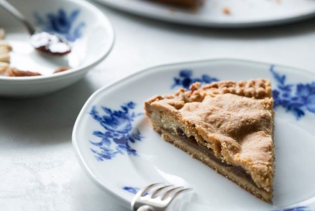 Crostata di frolla con confettura di albicocche