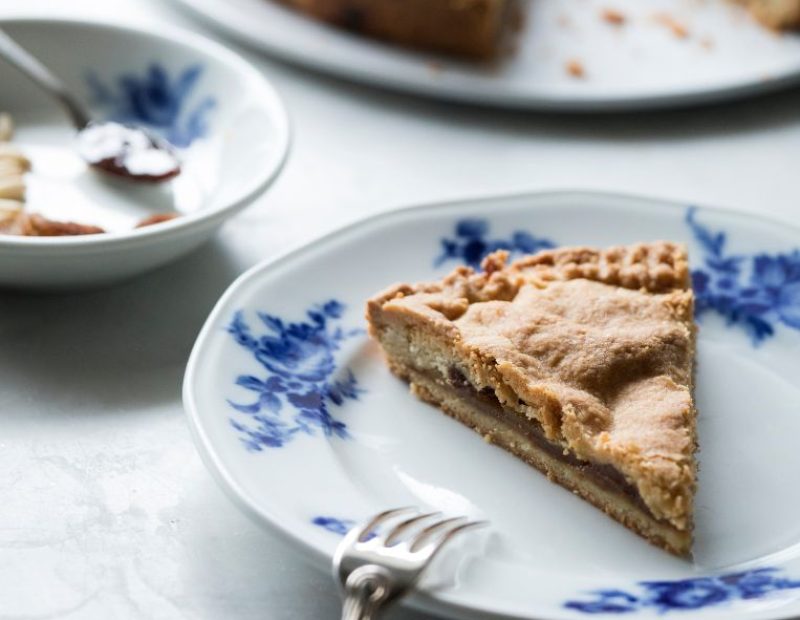 Crostata di frolla con confettura di albicocche